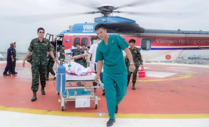 Bệnh nhân được đưa từ sân đỗ trực thăng trên nóc bệnh viện xuống khoa cấp cứu. Ảnh: Bệnh viện cung cấp