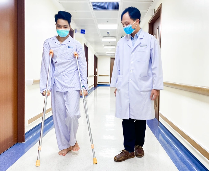 Phát tập đi lại cùng bác sĩ Trường vào ngày thứ 3 sau phẫu thuật. Ảnh: Bệnh viện Đa khoa Tâm Anh