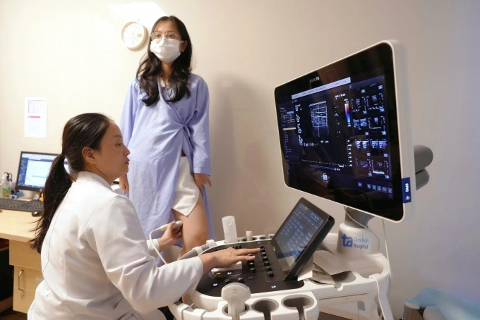 Bác sĩ Trang siêu âm tĩnh mạch chân cho người bệnh. Ảnh: Bệnh viện Đa khoa Tâm Anh