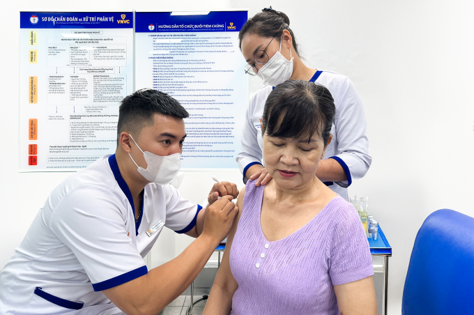 Người dân ở phường Phước Long, TP HCM tiêm vaccine dại sau khi bị chó nuôi mới sinh cắn tại Hệ thống Tiêm chủng VNVC. Ảnh: Diệu Thuần