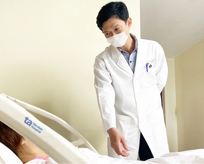 Bác sĩ Tấn kiểm tra sức khỏe cho chị Ánh trong thời gian điều trị. Ảnh: Bệnh viện Đa khoa Tâm Anh