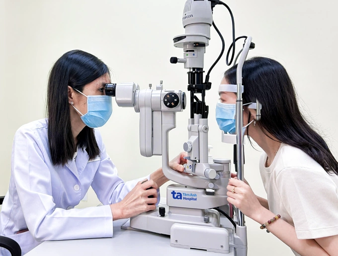 Bác sĩ Ngọc Anh khám mắt cho Khánh Du. Ảnh: Bệnh viện Đa khoa Tâm Anh