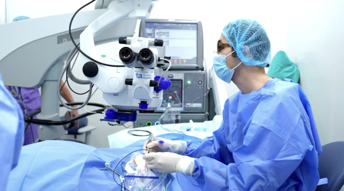 Bác sĩ mổ điều trị bong võng mạc. Ảnh: Bệnh viện Đa khoa Tâm Anh