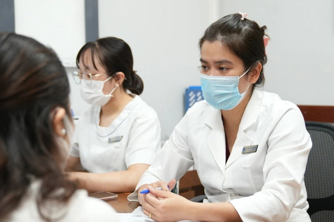 Bác sĩ IVF Tâm Anh đang tư vấn hỗ trợ sinh sản cho người bệnh lớn tuổi. Ảnh minh họa: Bệnh viện Đa khoa Tâm Anh