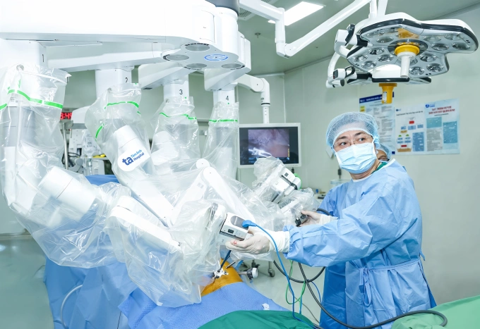 Bác sĩ Vũ phẫu thuật cắt hồi hải mã, kiểm soát cơn động kinh cho anh Khang. Ảnh: Bệnh viện Đa khoa Tâm Anh