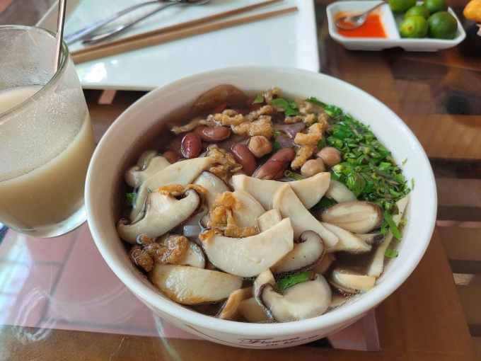 Bổ sung thêm sữa hạt trong bữa ăn chay giúp mẹ cân bằng nguồn dinh dưỡng khi cho con bú. Ảnh: Hải Âu