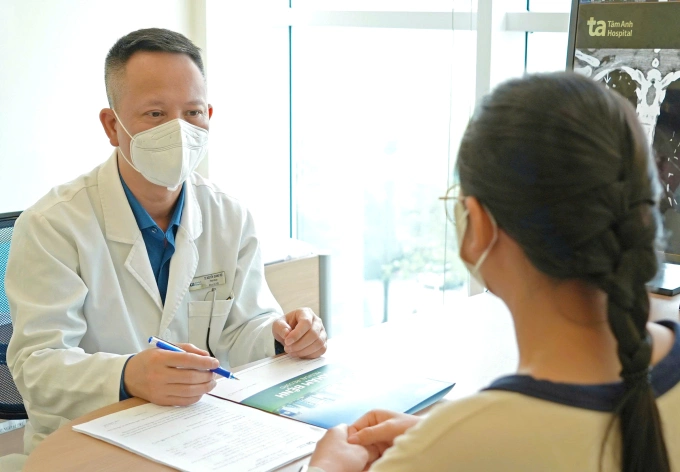 Bác sĩ tư vấn cho bệnh nhân bị ho do kích ứng. Ảnh minh họa: Bệnh viện Đa khoa Tâm Anh