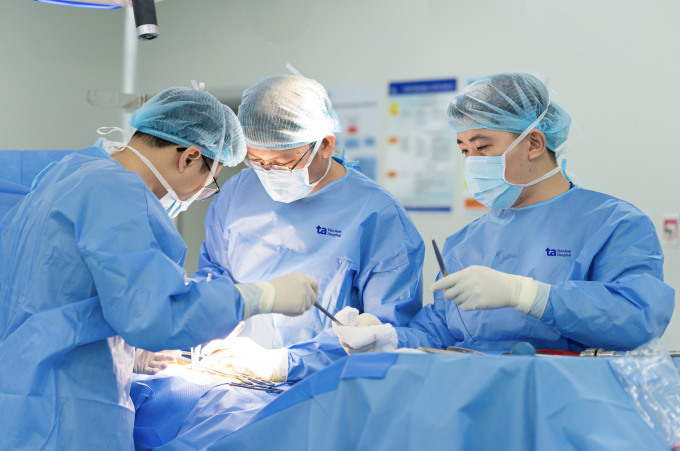 Bác sĩ Lượng (giữa) trong một ca phẫu thuật điều trị biến chứng của thoái hóa cột sống. Ảnh: Bệnh viện Đa khoa Tâm Anh