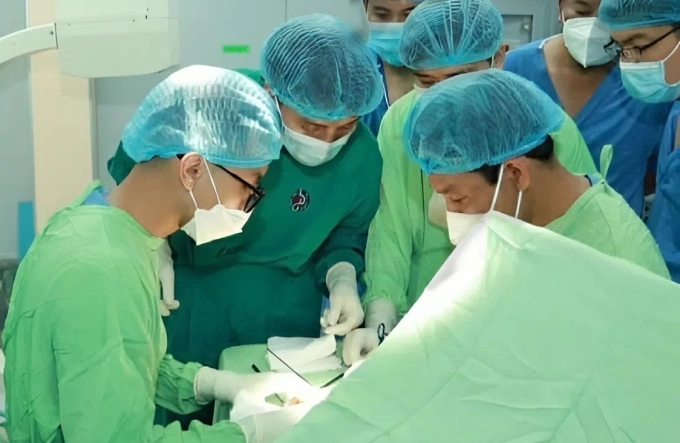 Các y bác sĩ phẫu thuật cho bệnh nhân. Ảnh: Bệnh viện cung cấp