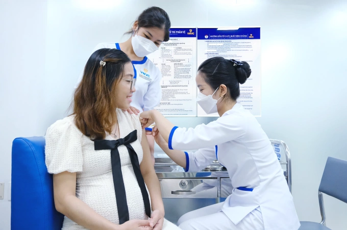 Chị Nguyễn Thị Phương, bác sĩ sản khoa tại một bệnh viện ở TP HCM mang thai tuần 34, đến tiêm vaccine RSV tại VNVC. Ảnh: Mộc Thảo