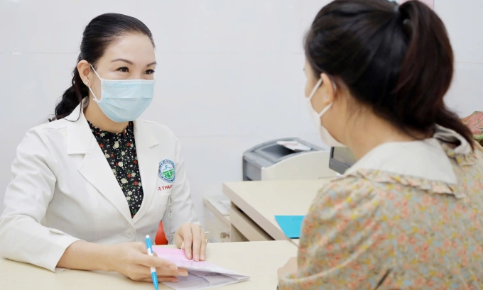 Bác sĩ Bệnh viện Da Liễu TP HCM tư vấn cho bệnh nhân. Ảnh: Bệnh viện cung cấp