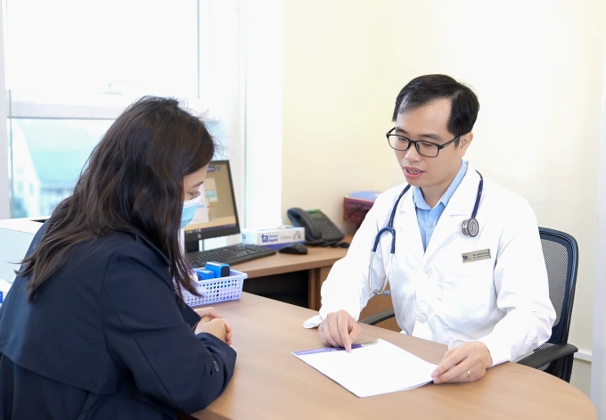 Bác sĩ Ngân tư vấn cho bệnh nhân. Ảnh: Bệnh viện Đa khoa Tâm Anh
