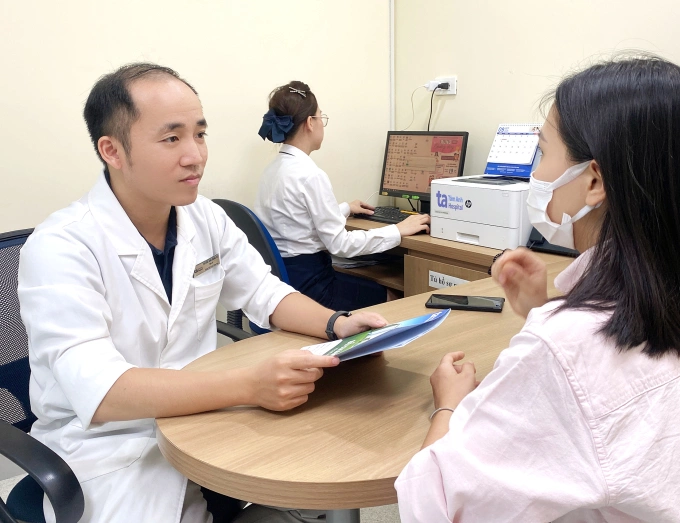 Bác sĩ Huy khám và tư vấn cho người bệnh. Ảnh minh họa: Bệnh viện Đa khoa Tâm Anh
