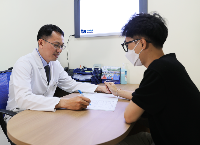 Bác sĩ Lượng giải thích tình trạng sức khỏe cột sống cho người bệnh. Ảnh: Bệnh viện Đa khoa Tâm Anh