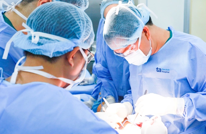 Bác sĩ phẫu thuật loại bỏ khối u cho anh Tài. Ảnh: Bệnh viện Đa khoa Tâm Anh