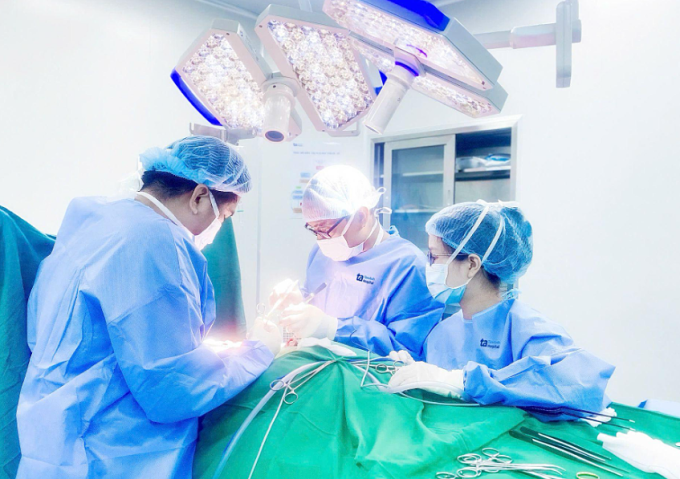 Bác sĩ Huân phẫu thuật chữa ung thư tuyến giáp cho bệnh nhân. Ảnh: Bệnh viện Đa khoa Tâm Anh