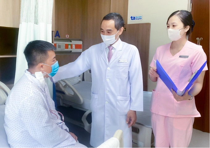 Bác sĩ Huân dặn dò anh Tùng trước khi xuất viện. Ảnh: Bệnh viện Đa khoa Tâm Anh