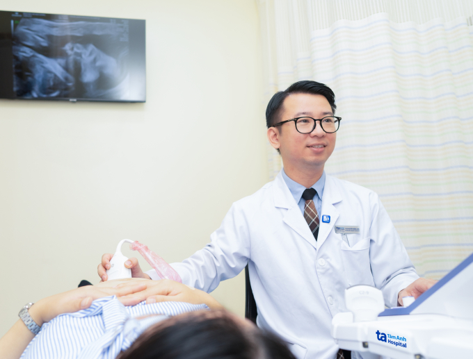Bác sĩ Long siêu âm cho một thai phụ tại Phòng khám Đa khoa Tâm Anh Quận 7. Ảnh: Thanh Luận