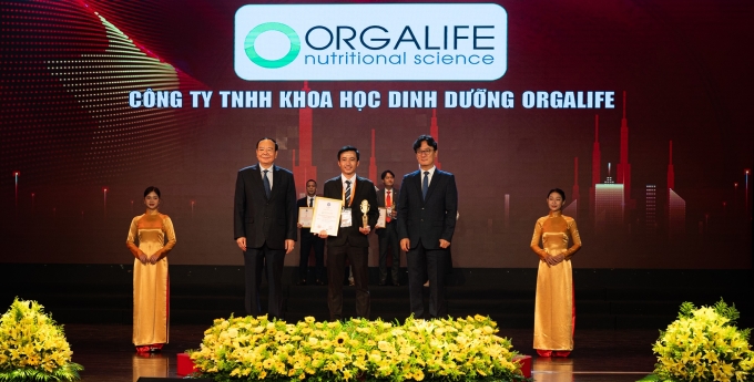 Đại diện Orgalife (ở giữa) nhận giải Thương hiệu uy tín hàng đầu châu Á (Asias Top Trusted Brand Awards 2025). Ảnh: Orgalife