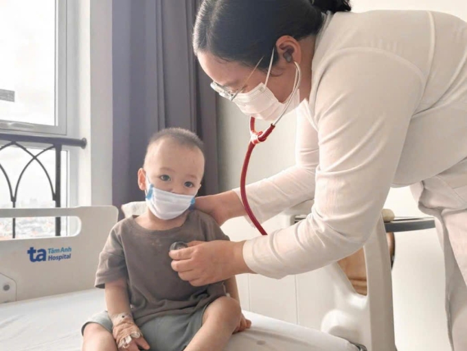 Bác sĩ Khuyên đang thăm khám cho bé Huy. Ảnh: Trang Lê