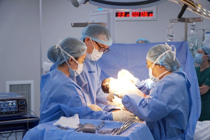 Bác sĩ Bình Lụa (phải) và ê kíp mổ song thai cho chị Trinh. Ảnh: Huyền Vũ