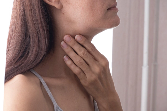 Các triệu chứng của viêm họng hạt và sùi mào gà ở họng có nhiều điểm tương đồng, cần phân biệt để sớm chữa trị. Ảnh minh họa: Vecteezy