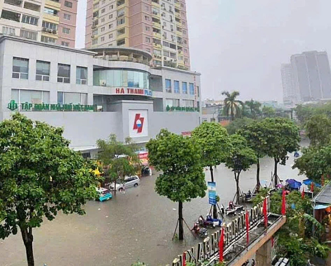 Cổng Bệnh viện Châm cứu Trung ương ngập sâu. Ảnh: Bệnh viện cung cấp