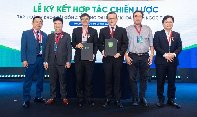 Đại diện Ban lãnh đạo của Tập đoàn Y Khoa Sài Gòn và Ban Giám hiệu nhà trường Đại học Y khoa Phạm Ngọc Thạch tại lễ ký kết. Ảnh: Tập đoàn Y khoa Sài Gòn