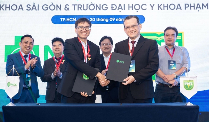 Ông Huỳnh Lê Đức, Tổng giám đốc, Tập đoàn Y khoa Sài Gòn và PGS.TS.DS Nguyễn Đăng Thoại – Phó hiệu trưởng phụ trách điều hành Trường Đại học Y khoa Phạm Ngọc Thạch bắt tay tại lễ ký kết. Nguồn: Tập đoàn Y khoa Sài Gòn