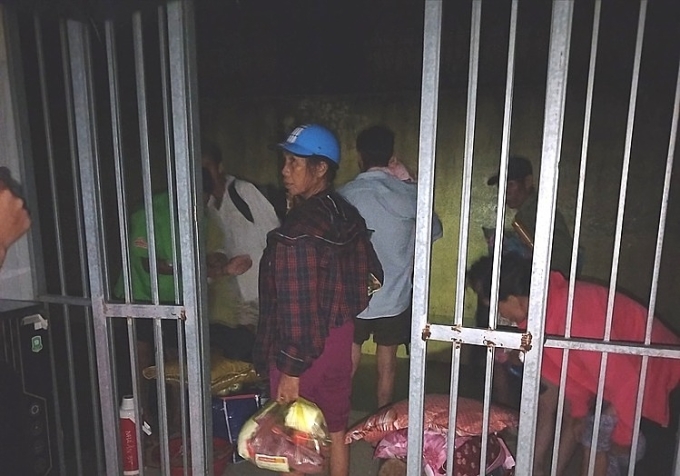Bệnh nhân di chuyển lên tầng 2 trong đêm do ngập lụt. Ảnh: Ảnh chụp màn hình