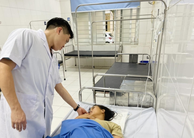 bác sĩ điều trị bệnh nhân. Ảnh: Bệnh viện cung cấp