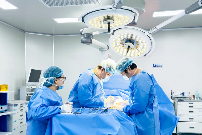 Bác sĩ Thiện (giữa) cùng êkíp phẫu thuật cho người bệnh. Ảnh: Hoài Thương