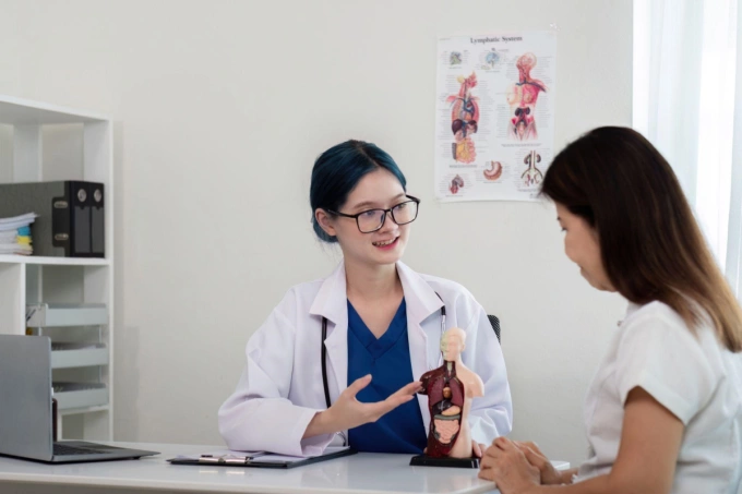 Chủ động thăm khám sức khỏe là một trong những giải pháp phòng bệnh từ sớm. Ảnh minh họa: Vecteezy