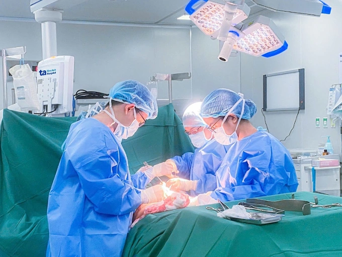 Êkíp phẫu thuật ung thư vú và tuyến giáp cho chị Hồng. Ảnh: Bệnh viện Đa khoa Tâm Anh