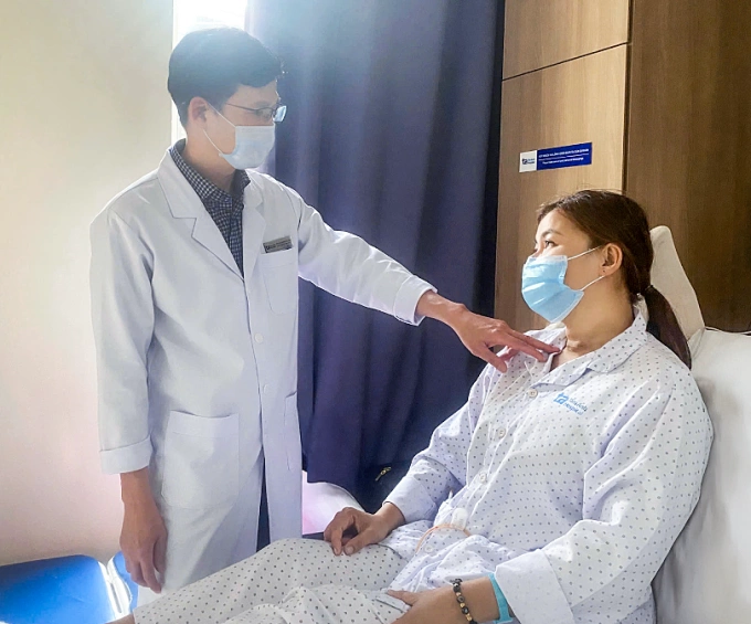 Bác sĩ Tấn kiểm tra vết mổ cho chị Hồng sau phẫu thuật. Ảnh: Bệnh viện Đa khoa Tâm Anh