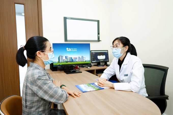 Bác sĩ Hạnh khám cho người bệnh. Ảnh: Bệnh viện Đa khoa Tâm Anh