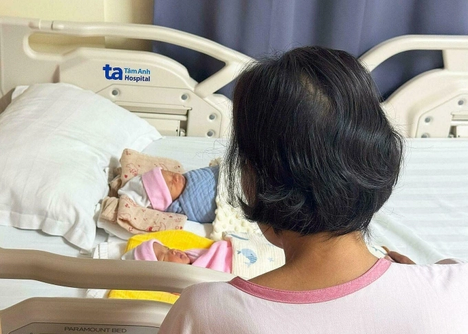 Chị Trinh và hai ‘món quà’ ở tuổi 53. Ảnh: Tuệ Diễm.
