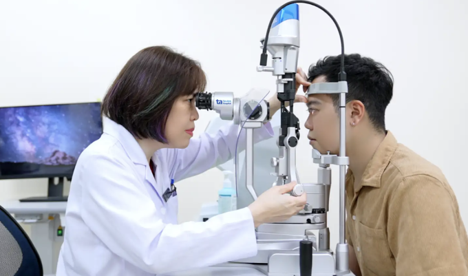 Bác sĩ kiểm tra tình trạng viêm giác mạc cho nam thanh niên. Ảnh: Bệnh viện Đa khoa Tâm Anh