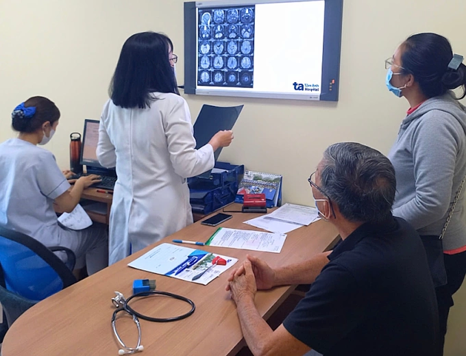 Bác sĩ xem kết quả MRI não cho người bệnh, đánh giá nguy cơ suy giảm trí nhớ. Ảnh: Bệnh viện Đa khoa Tâm Anh