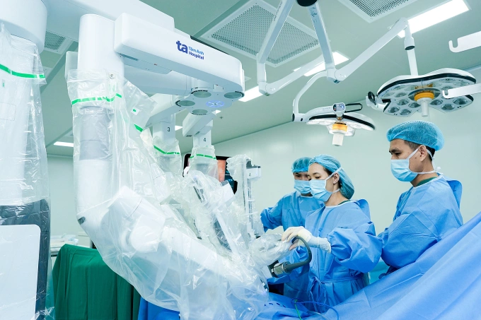 Phẫu thuật nội soi sa sinh dục bằng robot Da Vinci Xi cho bà Trần. Ảnh: Bệnh viện Đa khoa Tâm Anh