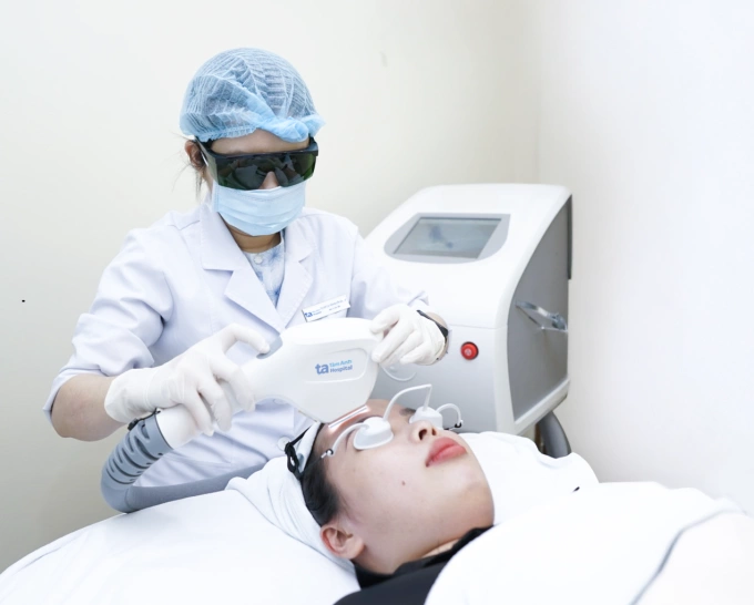 Bác sĩ Thư sử dụng IPL để trị nám cho người bệnh. Ảnh minh họa: Bệnh viện Đa khoa Tâm Anh