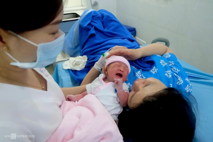 Một em bé chào đời đêm giao thừa tại Bệnh viện Từ Dũ. Ảnh: Thi Quân