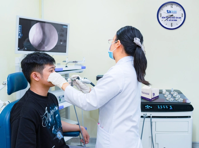 Bác sĩ Hằng nội soi mũi cho một người bệnh. Ảnh minh họa: Bệnh viện Đa khoa Tâm Anh