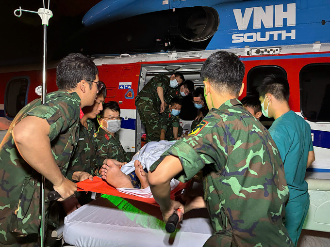 Người bệnh được vận chuyển từ trực thăng xuống Bệnh viện Quân y 175. Ảnh: Bệnh viện cung cấp