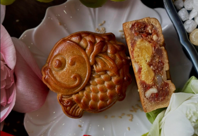 Thưởng thức bánh trung thu vào buổi sáng hoặc trưa, cùng với một tách trà nóng để ổn định đường huyết. Ảnh: Quỳnh Mai