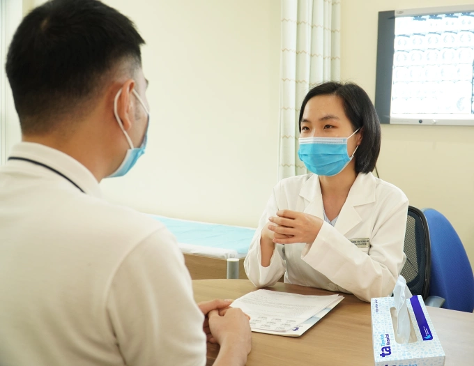Bác sĩ Lan tư vấn cho bệnh nhân ung thư phổi. Ảnh: Bệnh viện Đa khoa Tâm Anh