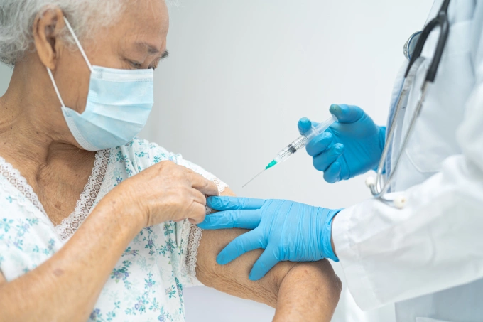 Người cao tuổi nên chủng ngừa vaccine thường xuyên để bảo vệ sức khỏe. Ảnh minh họa: Vecteezy