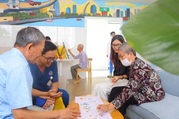 Người cao tuổi tại Phòng tâm thể với không gian không gian sinh hoạt nhóm thoáng đãng, có thể tham gia đọc sách, đánh cờ, vẽ tranh, đan len... Ảnh: Hoàng Vân