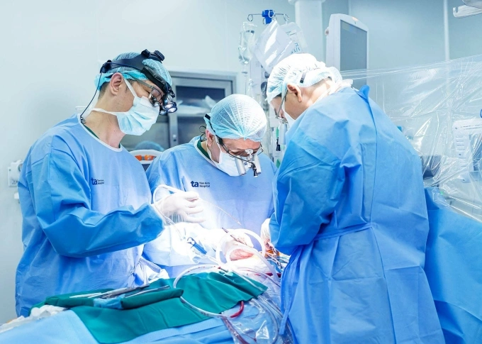 Bác sĩ phẫu thuật loại bỏ u tim cho bệnh nhân. Ảnh: Thanh Luận