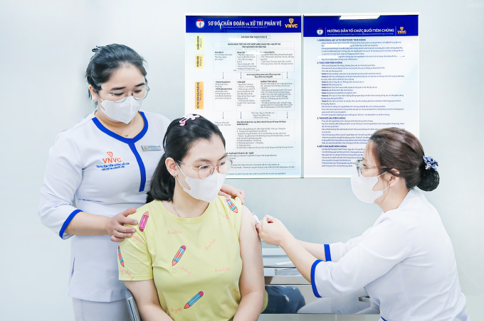 Hệ thống Tiêm chủng VNVC ghi nhận nhiều lượt tiêm phòng cúm khi người lớn đi học, đi làm trong môi trường kín. Ảnh: Bình An